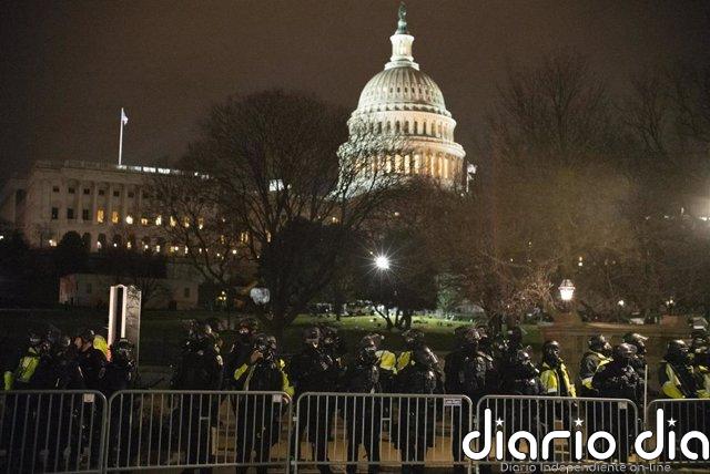 Dimite el jefe de la Policía del Capitolio tras el asalto al edificio y el discutido trabajo policial Agentes de la Policía frente al Capitolio de EEUU durante el asalto.