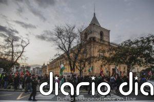 Diputados andaluces polemizan tras el asalto al Capitolio aludiendo al rodea el Parlamento de la investidura de Moreno