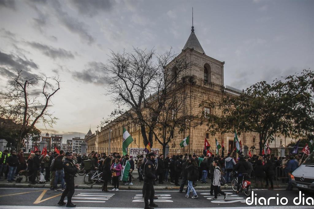 Diputados andaluces polemizan tras el asalto al Capitolio aludiendo al rodea el Parlamento de la investidura de Moreno
