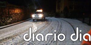 Doce vehículos atascados en carreteras por la nieve, cinco en la A-67