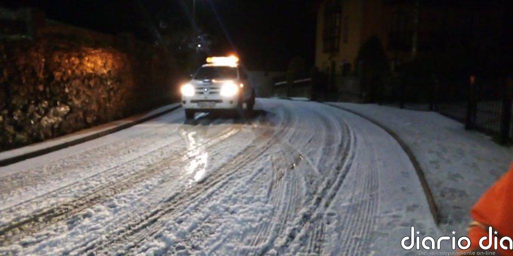 Doce vehículos atascados en carreteras por la nieve, cinco en la A-67