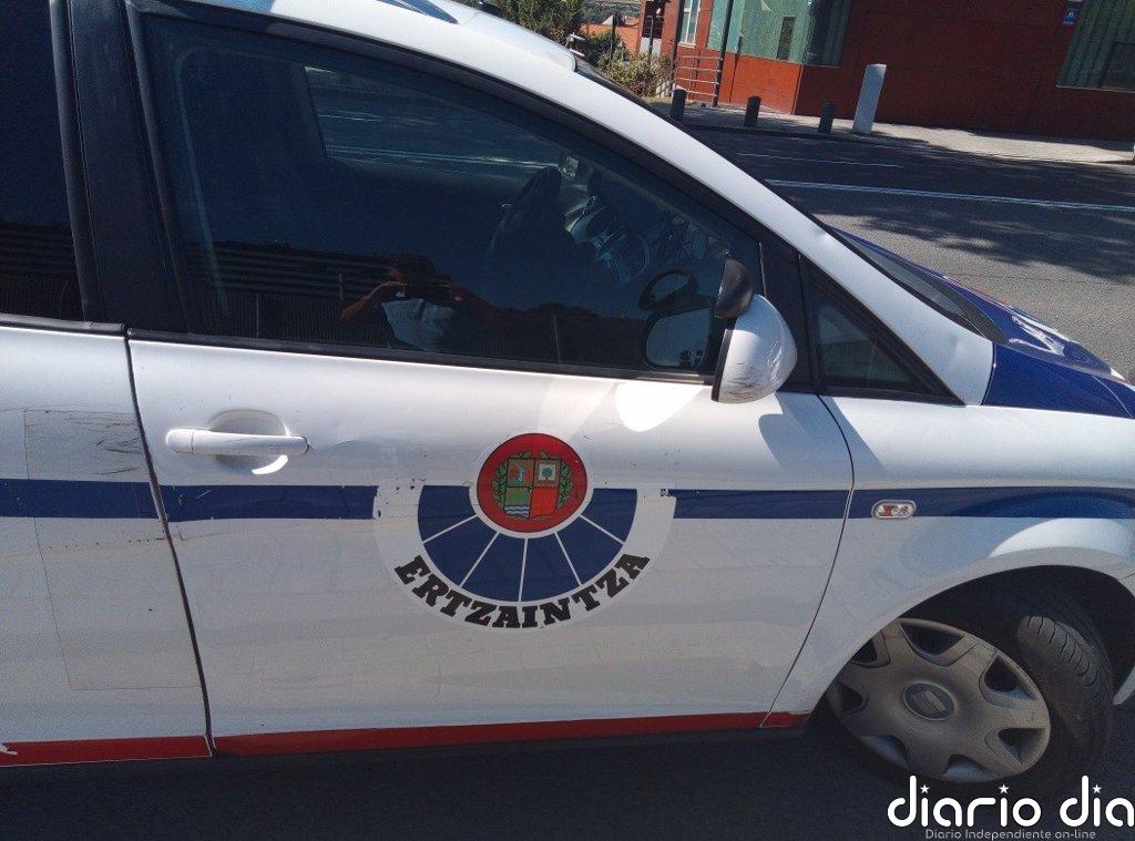 Dos ertzainas heridos y dos detenidos en un botellón en Santurtzi en el que participaban más de 30 personas