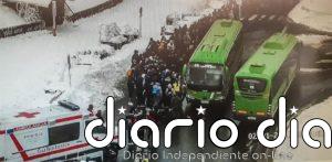 El 112 asiste a un grupo de 150 personas que esperaban autobús en Cotos debido al frío y la nieve