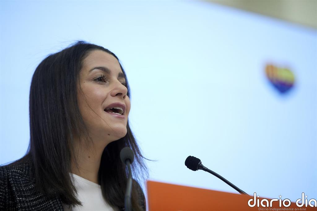 Arrimadas dice que ahora está pensando en la pandemia, no en "cómo perjudicar a otros partidos" como hace el PP