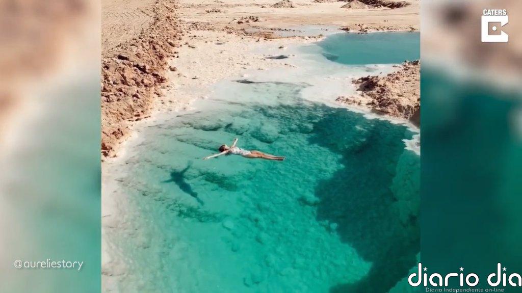 Así es nadar en la piscina de un oasis en mitad del desierto de Egipto