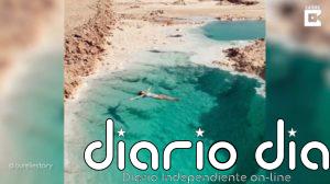 Así es nadar en la piscina de un oasis en mitad del desierto de Egipto