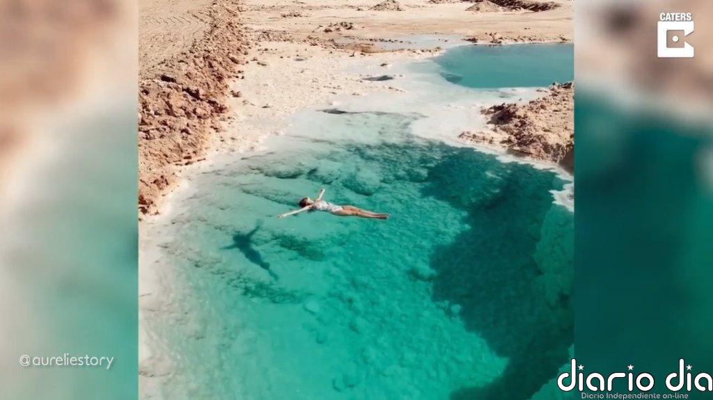 Así es nadar en la piscina de un oasis en mitad del desierto de Egipto