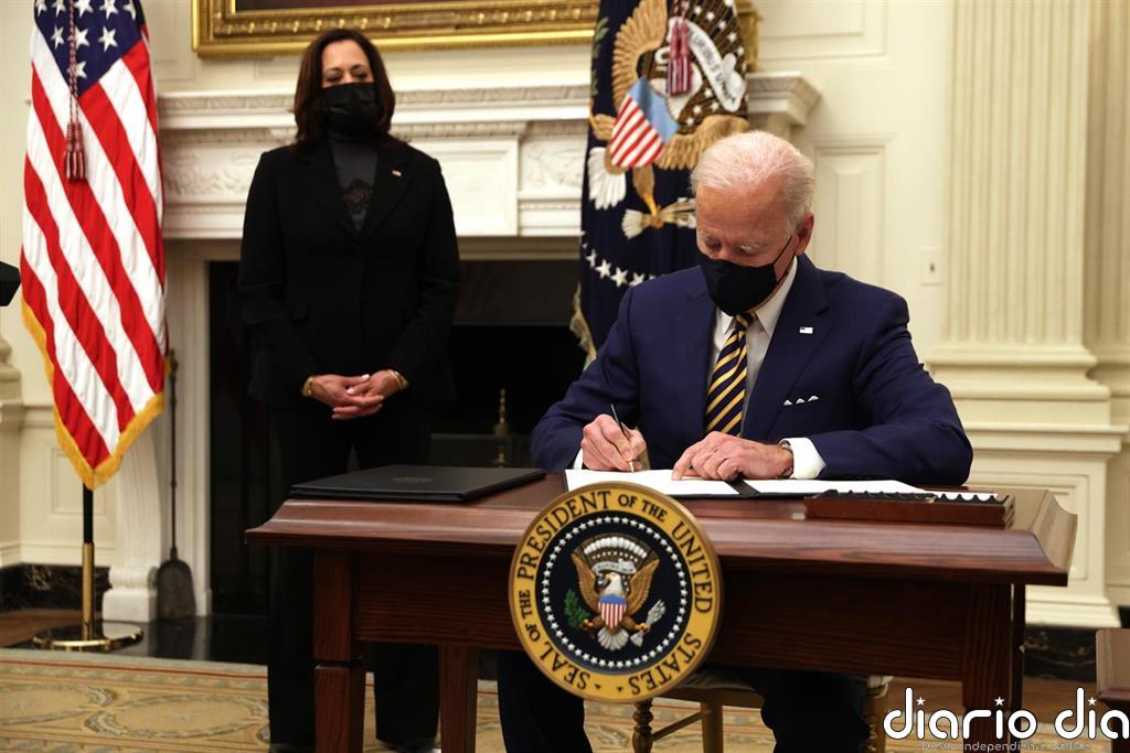Biden firma tres órdenes ejecutivas para revertir las "malas" políticas migratorias de Trump