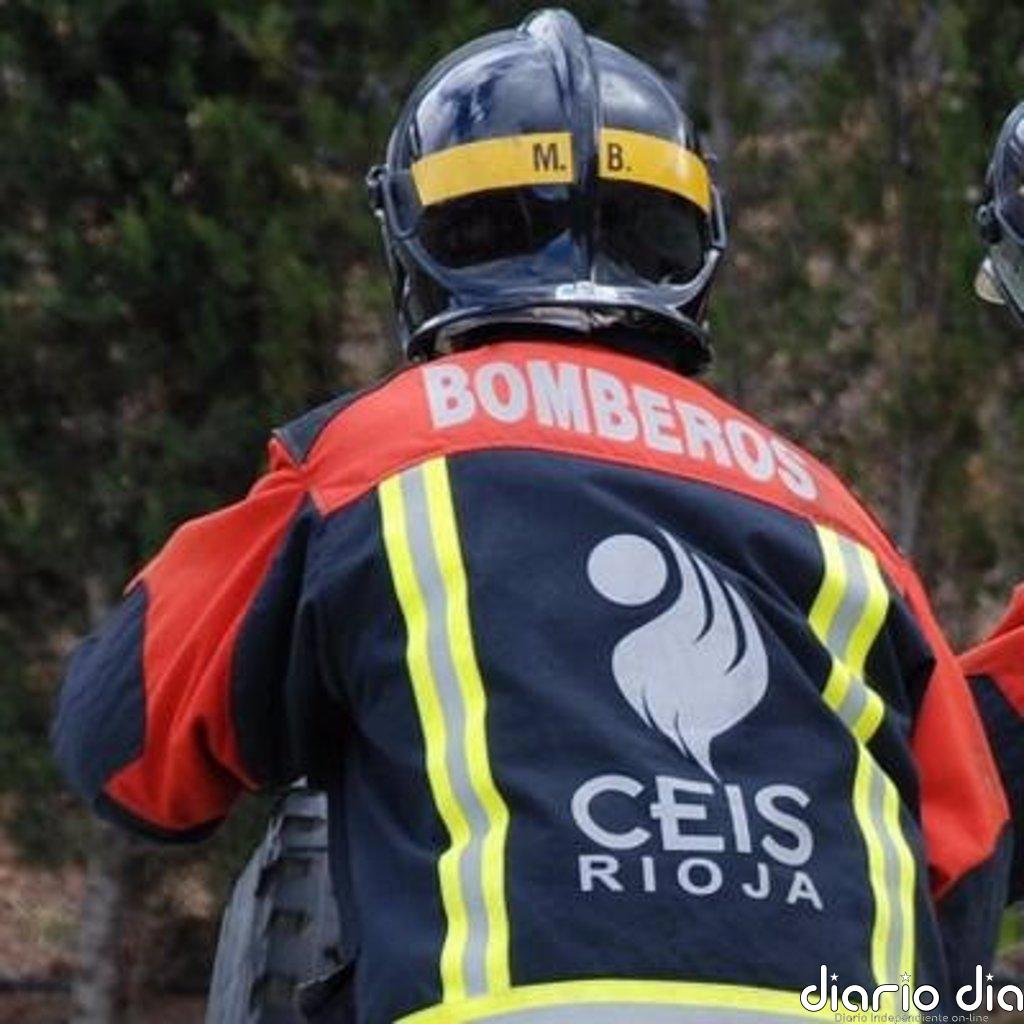 Bomberos del CEIS Rioja sofocan el incendio en una cueva, usada de bajera, de Arnedo