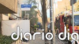 Bomberos extinguen el incendio del bazar chino en el barrio de Simancas, que ha dejado cuatro heridos