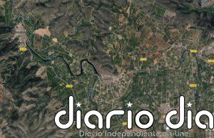 Bomberos trabajan en la extinción de un incendio forestal en Antella (Valencia) con dos focos activos