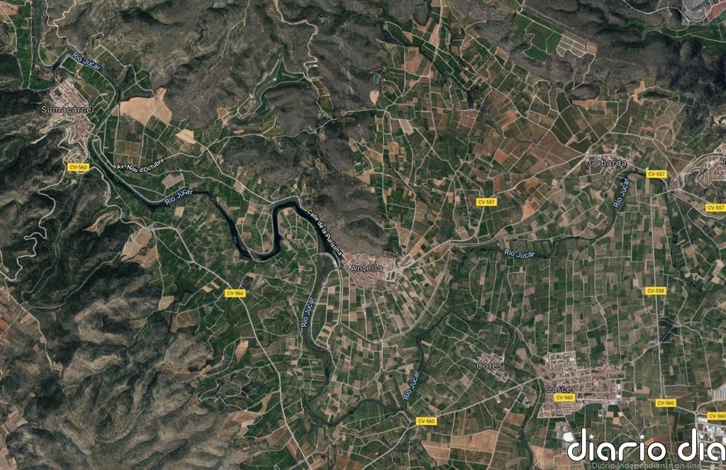 Bomberos trabajan en la extinción de un incendio forestal en Antella (Valencia) con dos focos activos