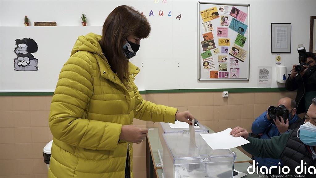 Borràs (Junts) vota "pensando en el 1-O" y pide la participación de todos