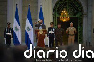 Bukele denuncia "un golpe parlamentario" en El Salvador un año después de entrar al Congreso con militares