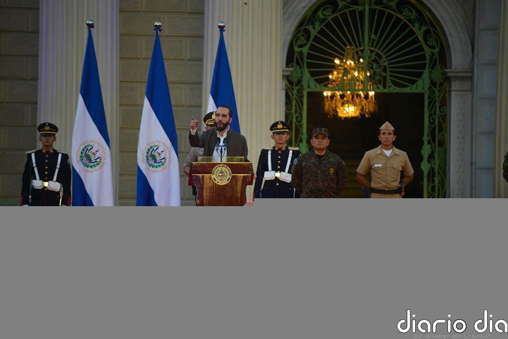 Bukele denuncia "un golpe parlamentario" en El Salvador un año después de entrar al Congreso con militares