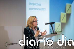 Calviño ve "absurdo" excluir a las empresas del Ibex de los concursos públicos como piden algunos partidos