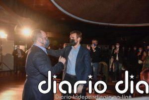 Casado ya está en la sede del PP con miembros de la cúpula del partido para seguir el recuento de las catalanas