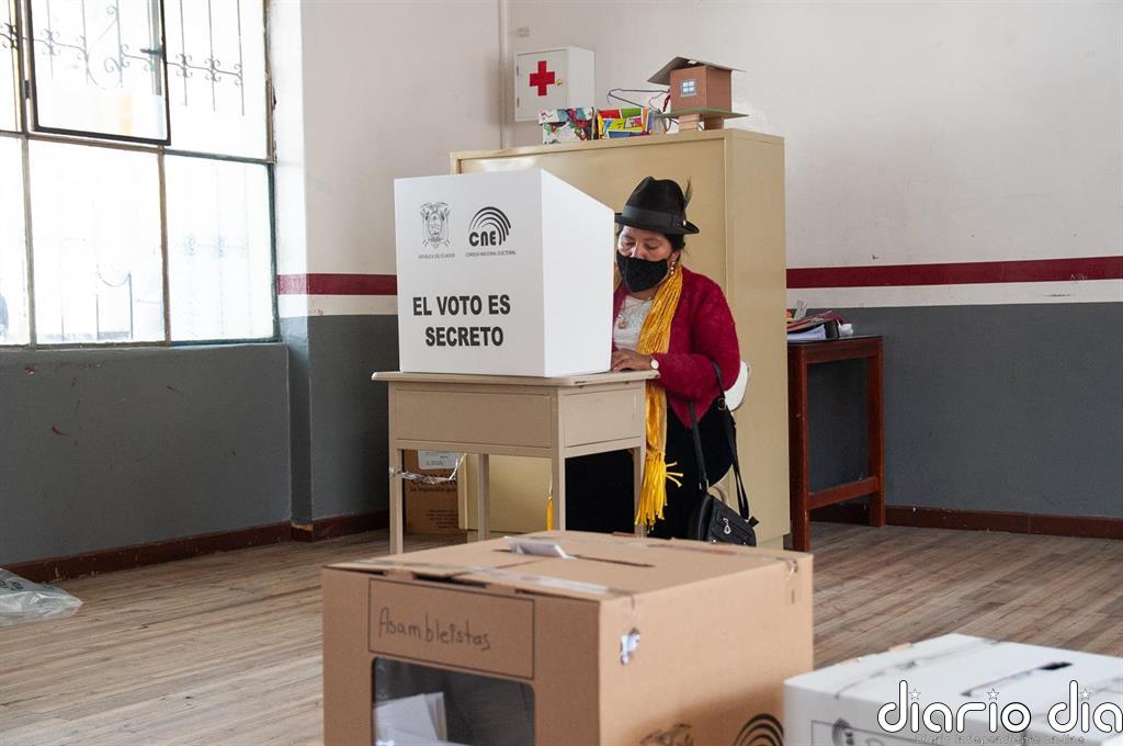 Cierran los colegios electorales en Ecuador con una alta participación