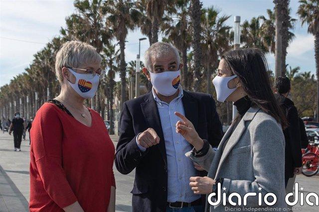 Ciudadanos sufre otro derrumbe histórico tras el 10-N al perder el 83% de sus escaños en el Parlament La presidenta de Ciudadanos,nés Arrimadas; el candidato de Cs a la Presidencia de la Generalitat, Carlos Carrizosa, y la 'número dos' de la lista por Barcelona, Anna Grau, paseando por el barrio de La Barceloneta, en Barcelona.