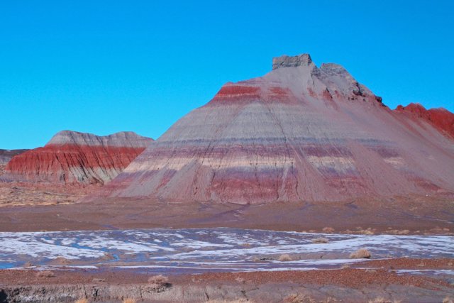 Cómo las rocas se oxidaron en la Tierra y se volvieron rojas Las elevaciones con bandas coloridas son parte del miembro Blue Mesa, una característica geológica de entre 220 millones y 225 millones de años en la Formación Chinle en el Parque Nacional del Bosque Petrificado en Arizona.