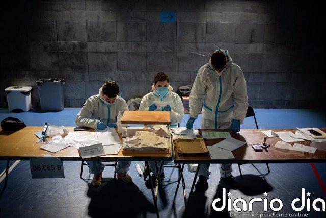 Con el 21,65% escrutado, ERC y PSC se disputan el liderazgo y Vox irrumpe como cuarta fuerza Los miembros de las mesas protegidos con Equipos de Protección Individual (EPI) ante la llegada, a partir de las 19 horas, de los electores contagiados, contactos estrechos y sospechosos de ser positivos, quienes tienen permitido su desplazamiento a los c