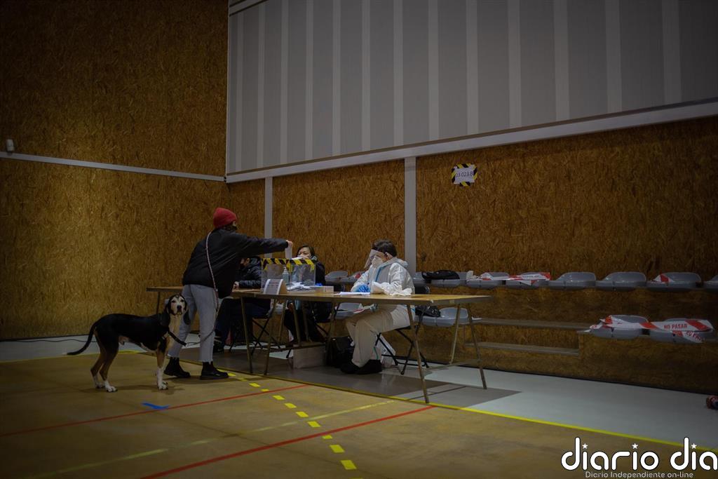 Con el 35,05% escrutado, el PSC lidera con 34 diputados y ERC y Junts empatan con 32