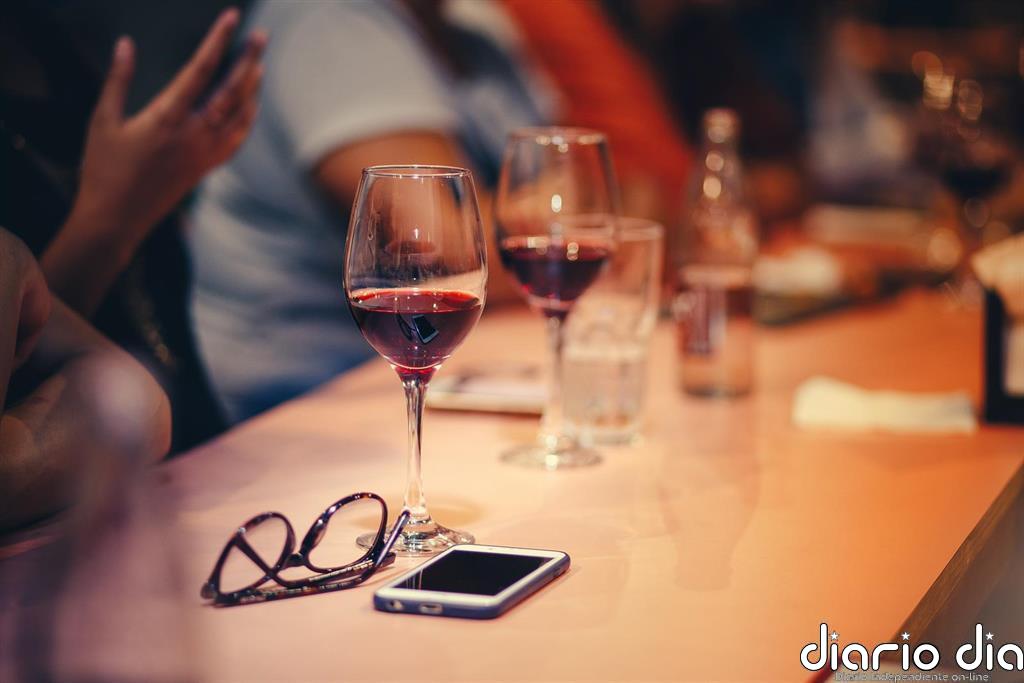 Crean un 'modo borracho' para móviles, que restringe el acceso a apps cuando se está ebrio