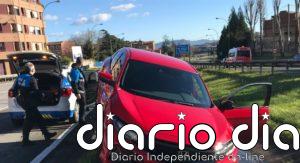 Detenida una mujer en Oviedo que tras estrellar su coche intentó agredir a dos policías locales