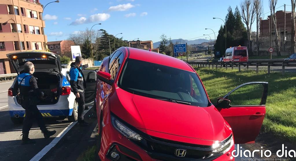 Detenida una mujer en Oviedo que tras estrellar su coche intentó agredir a dos policías locales