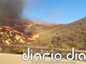 Dos aviones anfibio se incorporan al incendio de Castro de los Filabres (Almería), afectado por vientos