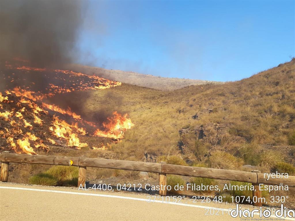 Dos aviones anfibio se incorporan al incendio de Castro de los Filabres (Almería), afectado por vientos