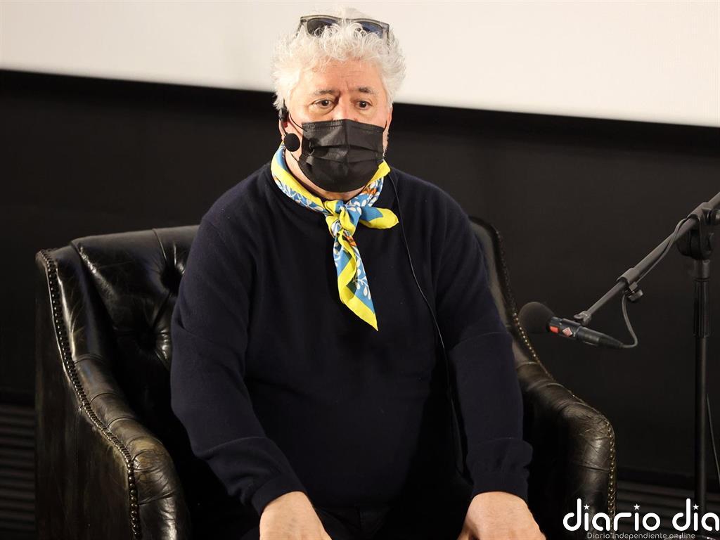 El cortometraje 'La voz humana' de Almodóvar pasa el corte y continúa en la lucha por el Oscar