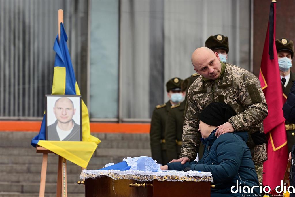 El Ejército ucraniano denuncia dos militares muertos y cuatro heridos en la región de Donbás