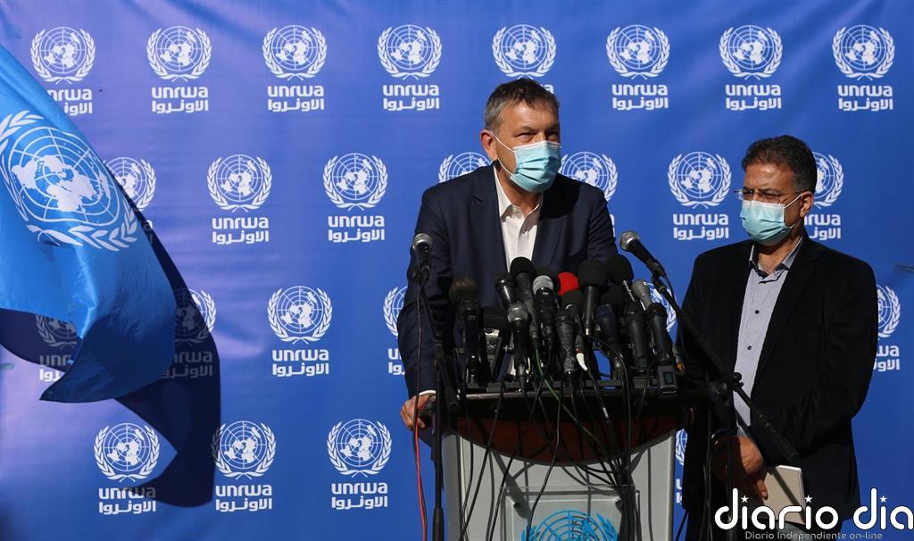 El jefe de UNRWA recibe la vacuna contra la COVID-19 en Palestina