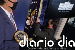 El portavoz de la Casa Blanca que amenazó con "destruir" a una periodista renuncia a su cargo