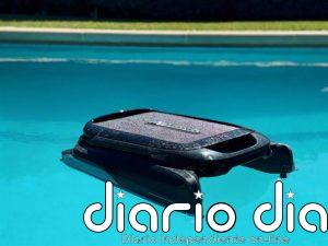 Así funciona Aiper Surfer S1, el robot que limpia la superficie de la piscina con energía solar