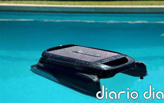 Así funciona Aiper Surfer S1, el robot que limpia la superficie de la piscina con energía solar