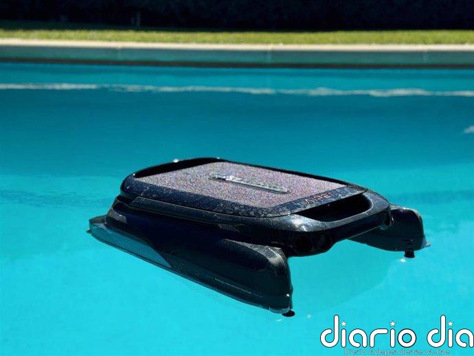 Así funciona Aiper Surfer S1, el robot que limpia la superficie de la piscina con energía solar