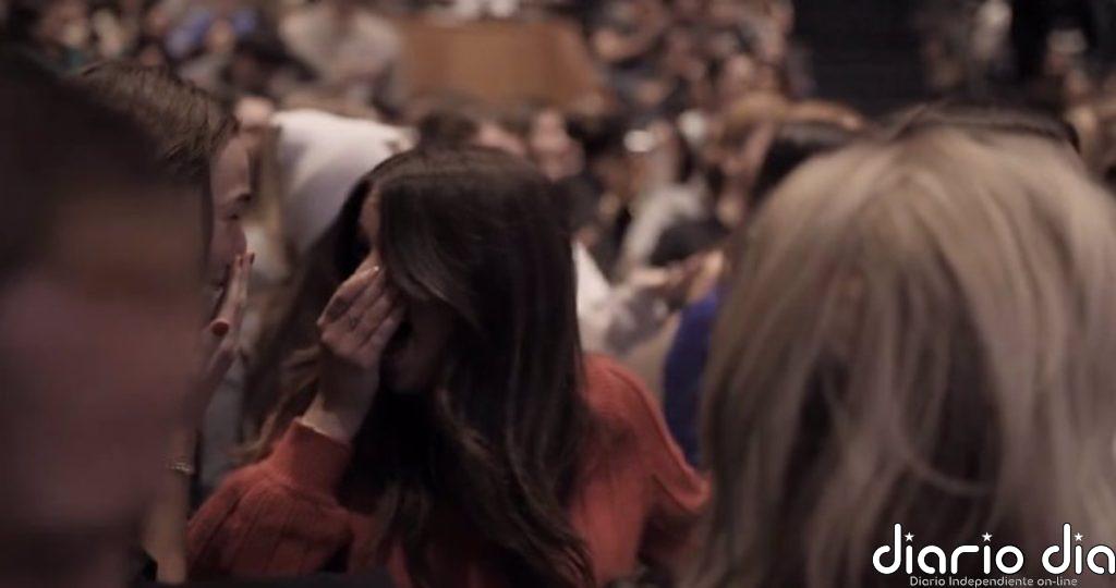 Así reaccionan unos estudiantes de medicina al enterarse de que no volverán a pagar la matrícula tras una donación