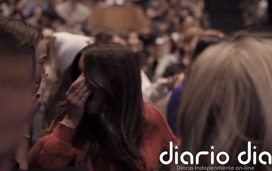 Así reaccionan unos estudiantes de medicina al enterarse de que no volverán a pagar la matrícula tras una donación