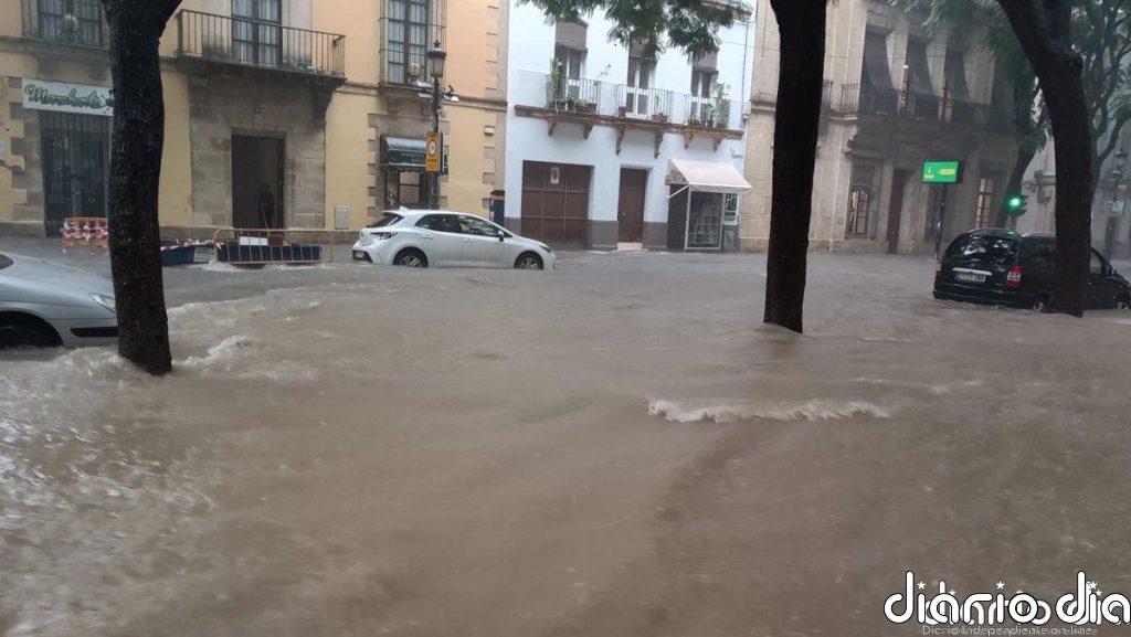 Calles inundadas, colapso de tráfico y autobuses urbanos paralizados en Jerez (Cádiz) por la lluvia