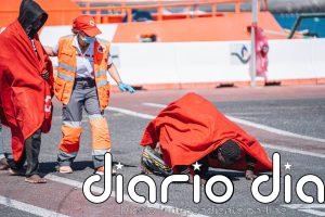 Casi 400 migrantes han llegado de forma irregular a España en 24 horas, 231 a Canarias a bordo de un cayuco