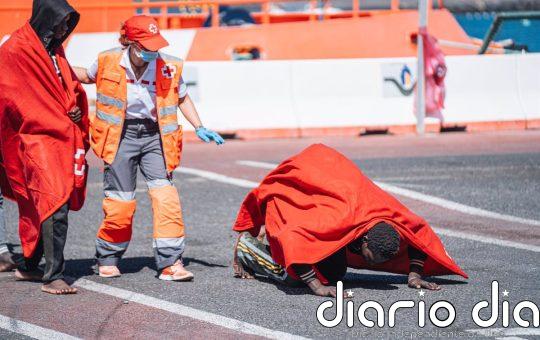 Casi 400 migrantes han llegado de forma irregular a España en 24 horas, 231 a Canarias a bordo de un cayuco