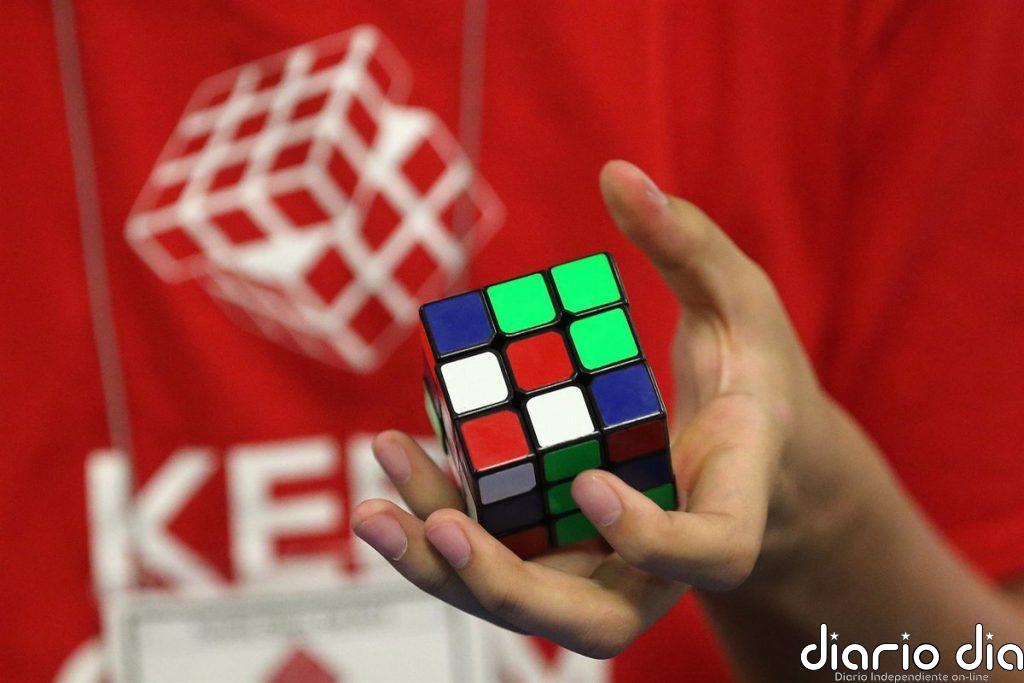 ¿Cómo resolver un cubo de Rubik? Aquí tienes la guía oficial de ocho pasos