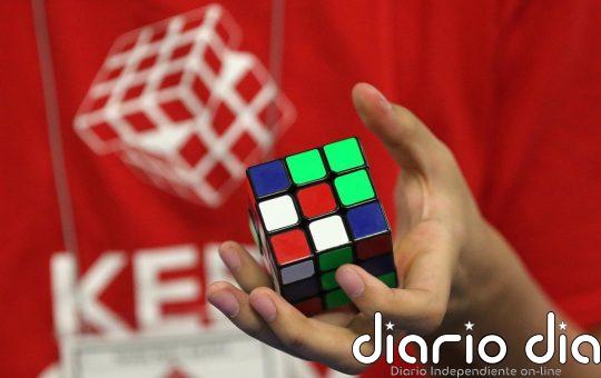 ¿Cómo resolver un cubo de Rubik? Aquí tienes la guía oficial de ocho pasos