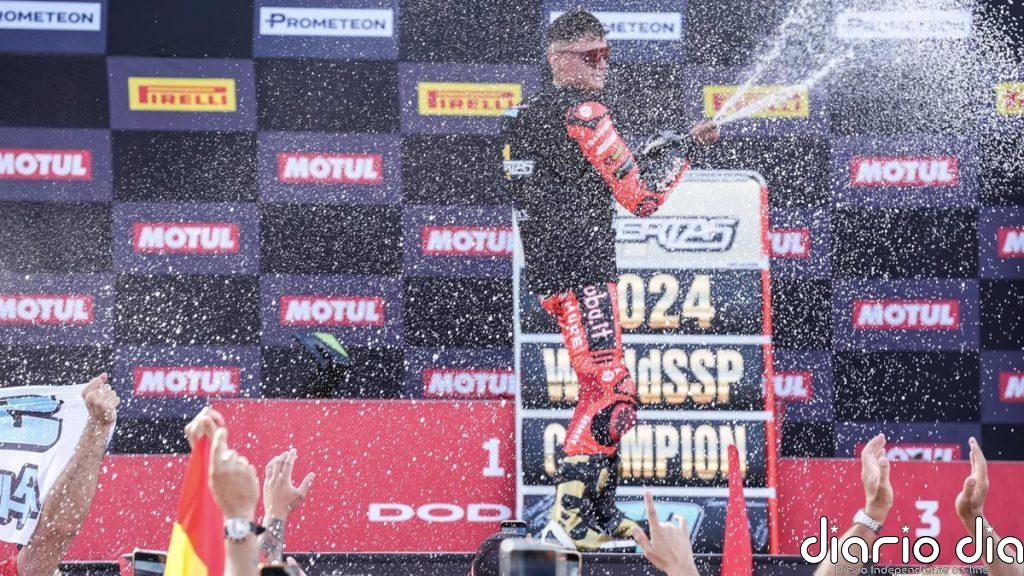 El piloto español Adrián Huertas, campeón del mundo más joven de la historia de Supersport