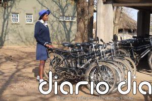 En zonas rurales de Zimbabue, las bicicletas mantienen a las niñas en la escuela