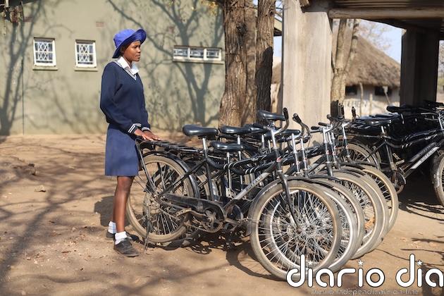 En zonas rurales de Zimbabue, las bicicletas mantienen a las niñas en la escuela