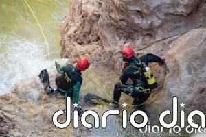 Equipos de rescate se abren paso en casco antiguo de Letur y por el río para buscar a los cinco desaparecidos