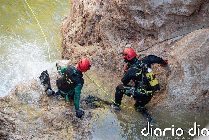Equipos de rescate se abren paso en casco antiguo de Letur y por el río para buscar a los cinco desaparecidos Efectivos de la Guardia Civil realizando labores de búsqueda de desaparecidos en Letur (Albacete).